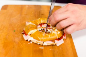 Bagel cu crema de branza cu smantana Delaco, bacon si salata de ardei copti