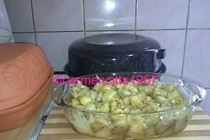 Crap la gratar cu cartofi copti si cascaval ras.