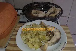 Crap la gratar cu cartofi copti si cascaval ras.