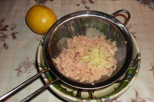 Salată de ton cu usturoi şi pâine prăjită cu oregano