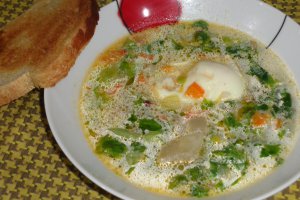 Supa de salata verde cu oua si iaurt