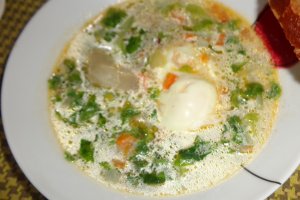 Supa de salata verde cu oua si iaurt