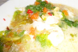 Supa de salata verde cu oua si iaurt