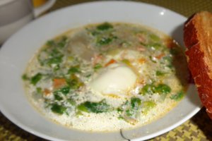 Supa de salata verde cu oua si iaurt