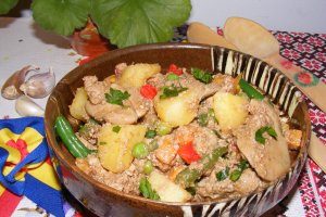 Tocană de ficaţei de pasăre cu legume