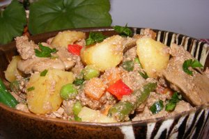 Tocană de ficaţei de pasăre cu legume