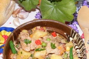 Tocană de ficaţei de pasăre cu legume