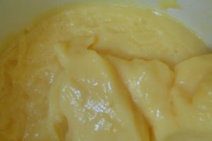 Tort cu foi de bezea,cremă de portocale şi mousse de zmeură
