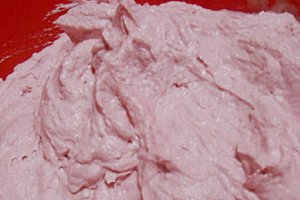 Tort cu foi de bezea,cremă de portocale şi mousse de zmeură