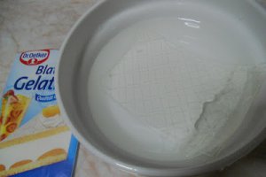 Tort cu foi de bezea,cremă de portocale şi mousse de zmeură