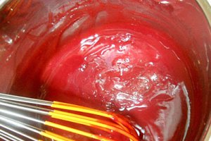 Tort cu foi de bezea,cremă de portocale şi mousse de zmeură