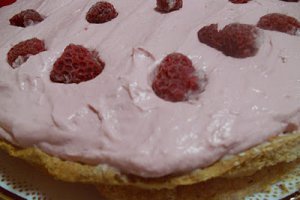 Tort cu foi de bezea,cremă de portocale şi mousse de zmeură