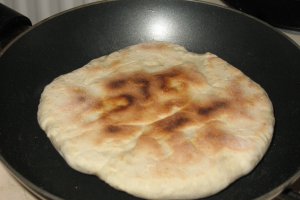 Reteta simpla de turte la tigaie: Cum sa faci turte acasa in doar cativa pasi