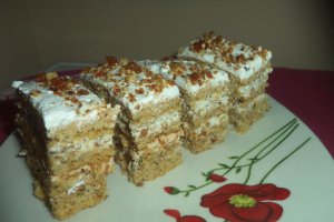Desert prajitura cu foi de nuca si crema de smantana cu ricotta