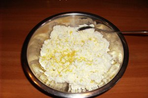 Budincă de orez cu brânză şi ananas