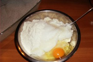 Budincă de orez cu brânză şi ananas