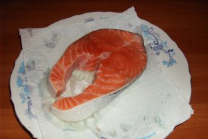 Somon la cuptor cu ierburi şi nuci
