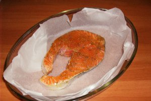 Somon la cuptor cu ierburi şi nuci