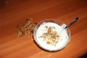 Somon la cuptor cu ierburi şi nuci