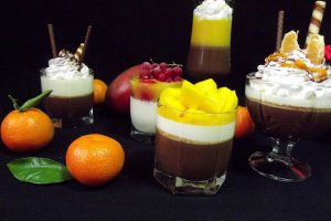 Panna cotta cu ciocolată,cu vanilie şi jeleu de mango