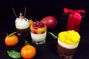 Panna cotta cu ciocolată,cu vanilie şi jeleu de mango