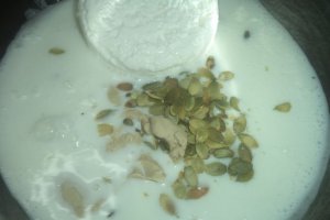 Chifle cu branza, kefir si seminte de dovleac