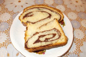 Cozonac pufos cu nuca si cacao