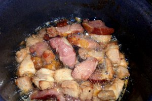 Mancare de praz cu carne de porc si masline