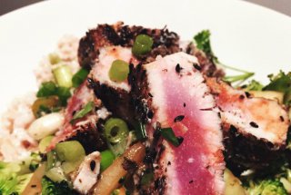 Ton in crusta de ceai verde cu orez cu lapte de cocos si broccoli in sos Hoisin