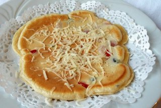 Pancakes cu sunca, ardei si masline