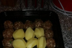 Chiftele cu cartofi la cuptor