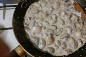Reteta Ciuperci cu sos alb si smantana, o textura cremoasa greu de refuzat