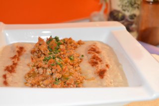 Piure de fasole boabe cu ragu de porc
