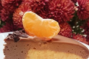 Tort cu mousse de mandarine si ciocolata
