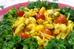 Fructe de mare cu brocolli si taitei de orez