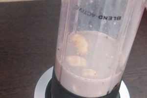 Smoothie de banane, unt de arahide si pudra de roscove