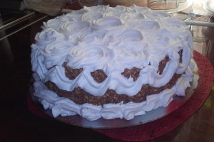 Tort cu mousse de ciocolata, alune si frisca