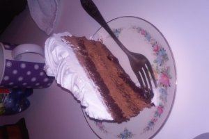 Tort cu mousse de ciocolata, alune si frisca