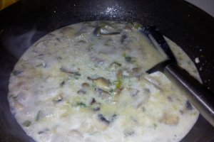 Ciuperci la tigaie cu smantana si mozzarella