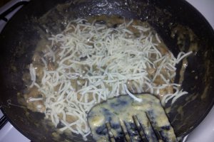 Ciuperci la tigaie cu smantana si mozzarella