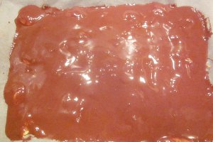 RULADĂ CU CREMĂ CARAMEL, NUCI ȘI DULCEAȚĂ DIN GUTUI