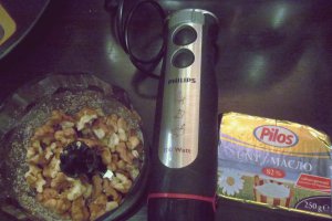 RULADĂ CU CREMĂ CARAMEL, NUCI ȘI DULCEAȚĂ DIN GUTUI