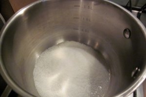 RULADĂ CU CREMĂ CARAMEL, NUCI ȘI DULCEAȚĂ DIN GUTUI