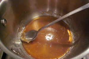 RULADĂ CU CREMĂ CARAMEL, NUCI ȘI DULCEAȚĂ DIN GUTUI