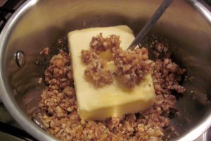 RULADĂ CU CREMĂ CARAMEL, NUCI ȘI DULCEAȚĂ DIN GUTUI