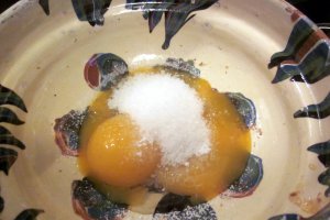 RULADĂ CU CREMĂ CARAMEL, NUCI ȘI DULCEAȚĂ DIN GUTUI