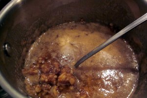 RULADĂ CU CREMĂ CARAMEL, NUCI ȘI DULCEAȚĂ DIN GUTUI
