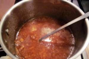 RULADĂ CU CREMĂ CARAMEL, NUCI ȘI DULCEAȚĂ DIN GUTUI