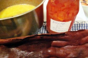 RULADĂ CU CREMĂ CARAMEL, NUCI ȘI DULCEAȚĂ DIN GUTUI