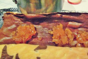 RULADĂ CU CREMĂ CARAMEL, NUCI ȘI DULCEAȚĂ DIN GUTUI